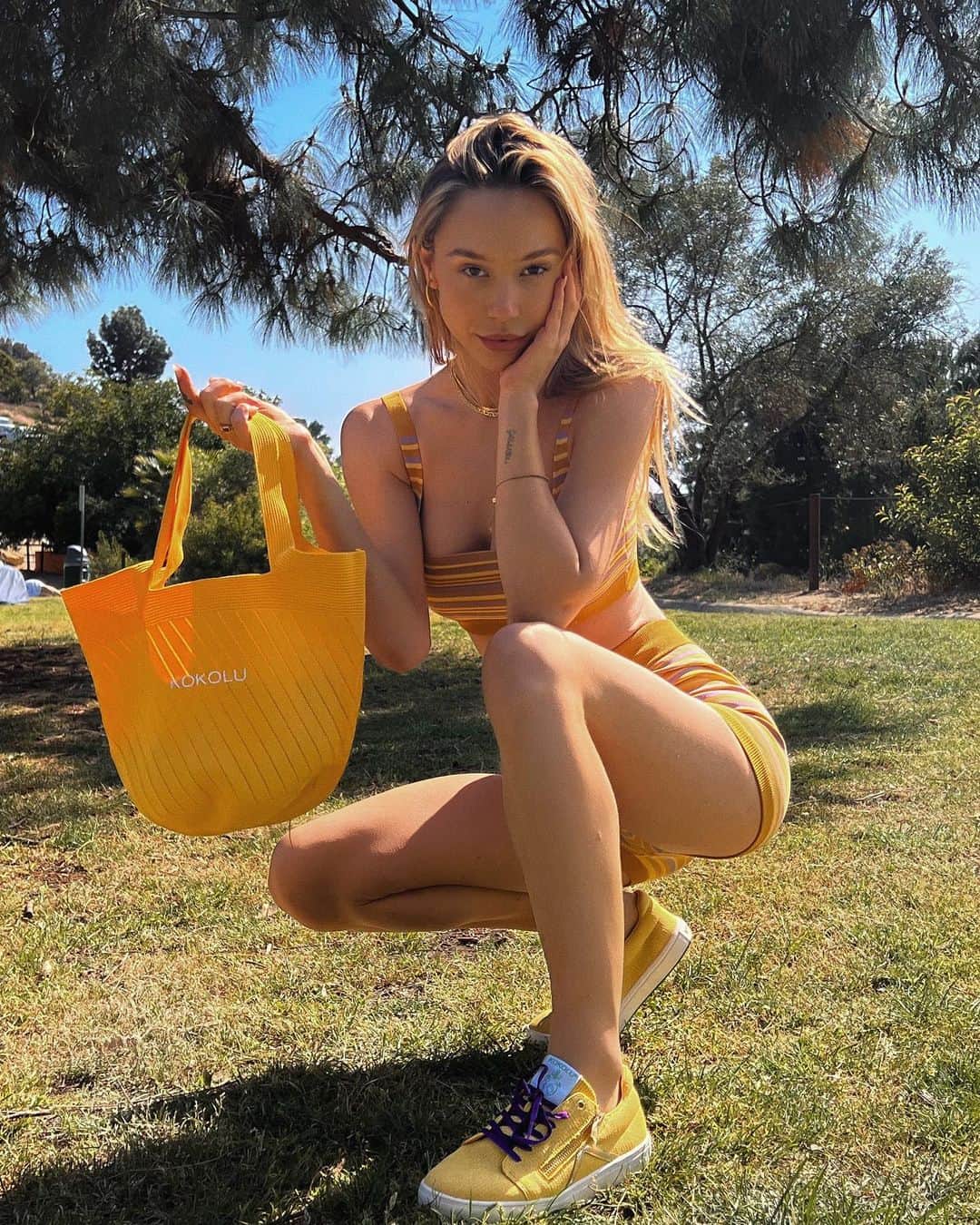 アレクシス・レンのインスタグラム：「In honor of earth day I love supporting sustainable brands like @kokolu.eco. Both the bag and the shoes are made from recycled plastic bottles and come in a variety of colors ❤️」