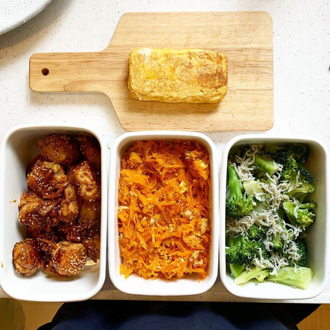 安田美沙子さんのインスタグラム写真 - (安田美沙子Instagram)「おはよう✨  今日からしばらく遠方です。 なんとか起きれてほっ。  先日の息子の遠足は、お弁当でした🍙私のも。 せっかくなので多めに作ってみた。  塩麹と、ネギ、鶏胸肉のハンバーグは息子と仕込んだオレンジのマーマレードを使ったタレにしました🍊  定番の人参しりしり&ブロッコリーとしらすのたいたん。  みんなの寝顔を見て行ってきます🤍  今日は、大阪ベイタワーリニューアル式典でトーク&テープカットがあります✨ ぜひお越しください。。。  #goodmorning  #みさこクッキング　#お弁当 #常備菜　#つくりおき　#手作りマーマレード　#野田琺瑯 #無印良品」4月23日 5時21分 - yasuda_misako
