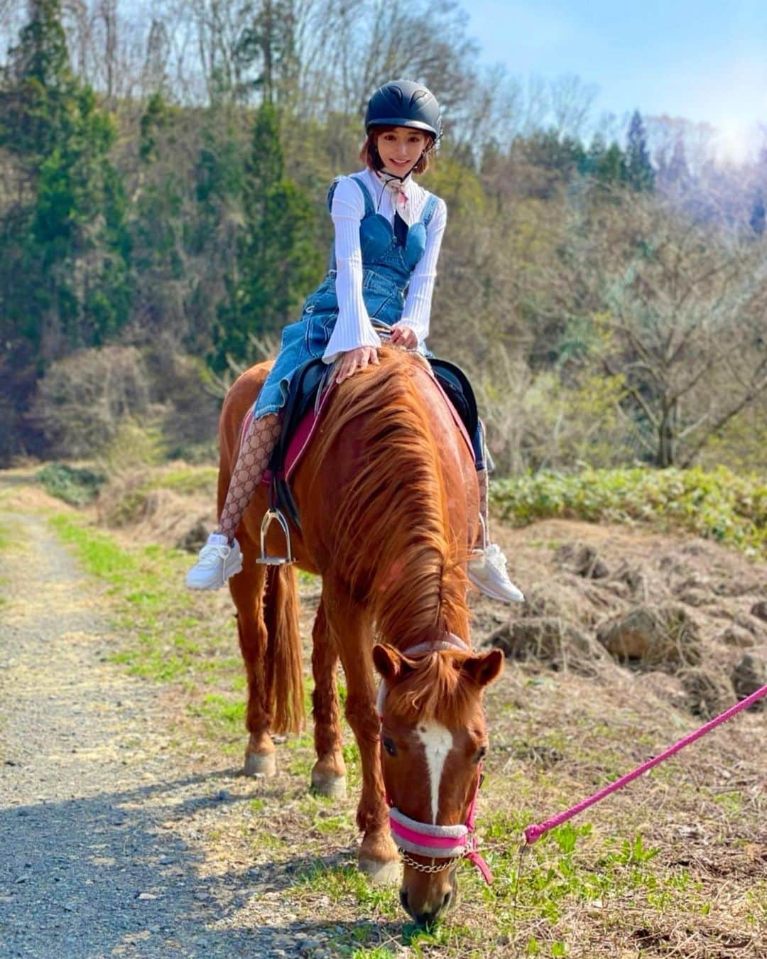 のインスタグラム：「昔から馬に乗るの好き🐴🤎 馬も好きだけどヤギも大好きでずっと見つめてた🤍 あの上弦の壱みたいな独特な目がクセになるよね🌿🐐 #今年は競馬より乗馬」
