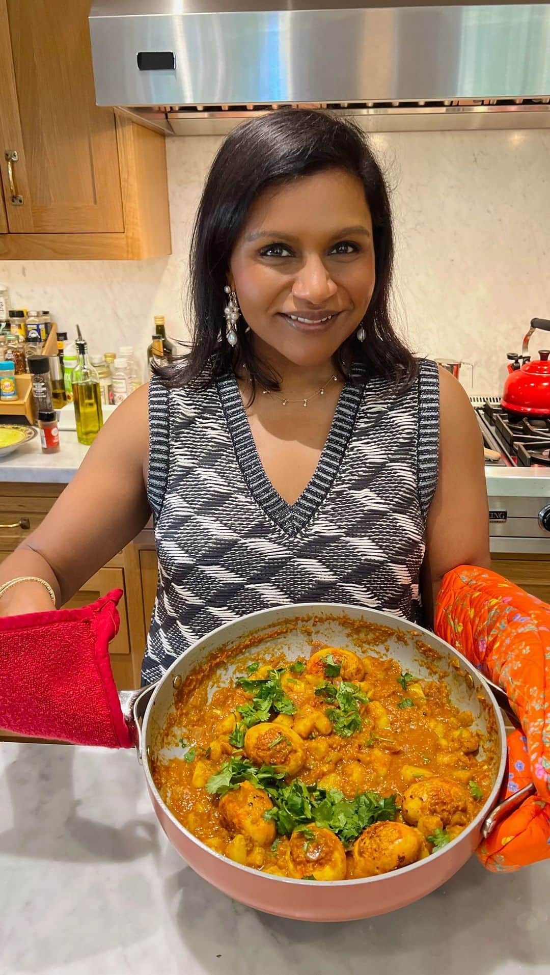 ミンディ・カリングのインスタグラム：「Yo that Easter Bunny left hella hard boiled eggs in this house. Are you into very easy, very delicious Indian recipes you can’t find on menus at restaurants? Try my take on Bengali egg curry, one of my favorites from growing up! Tastes great sopped up with roti, naan, rice or heck, even a little toasted sourdough. Enjoy! 🐰🥚🇮🇳🐇🪺🇮🇳💕」