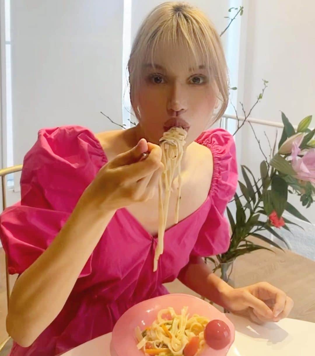 水沢アリーのインスタグラム：「Mogu mogggg😙  #weekend  #goodvibesonly」