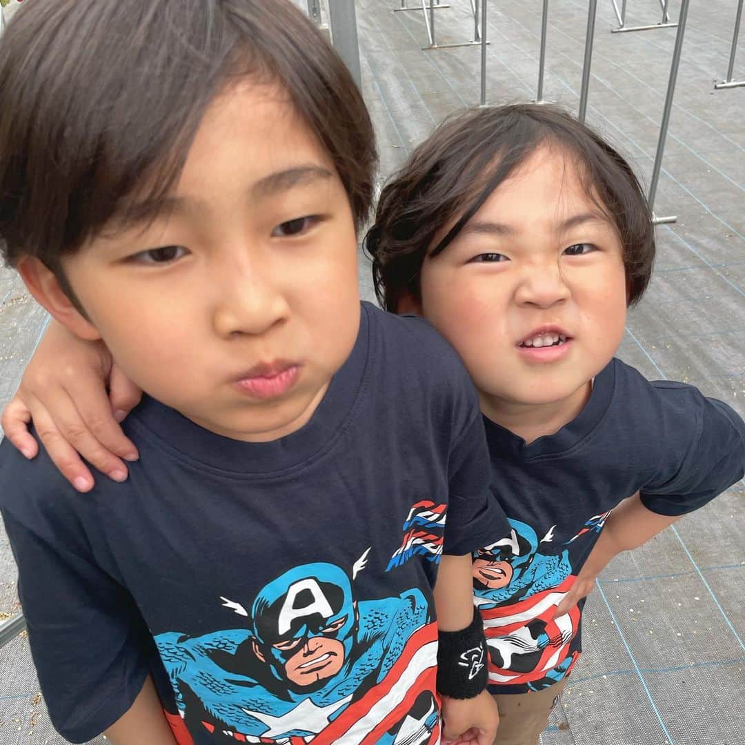 しょうやんさんのインスタグラム写真 しょうやんinstagram 兄弟愛 なんやかんやで 仲はいいんやと思う 1人で出来ないことも 2人 ３人なら乗り越えられる ずーっとそんな関係でいてや しょうやん男三兄弟 男三兄弟 三兄弟 長男 次男 子供のいる暮らし