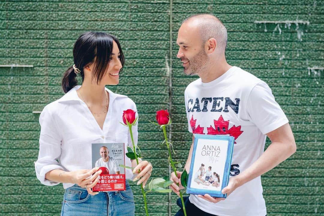 アンナ・オルティス（イニエスタの妻）のインスタグラム：「Celebrando en Japón una de las tradiciones más especiales para nosotros.  Feliç diada de Sant Jordi 📚❤️🌹  日本で私たちにとって最も特別な伝統の一つを祝っています。  ハッピー サン・ジョルディ📚❤️🌹」