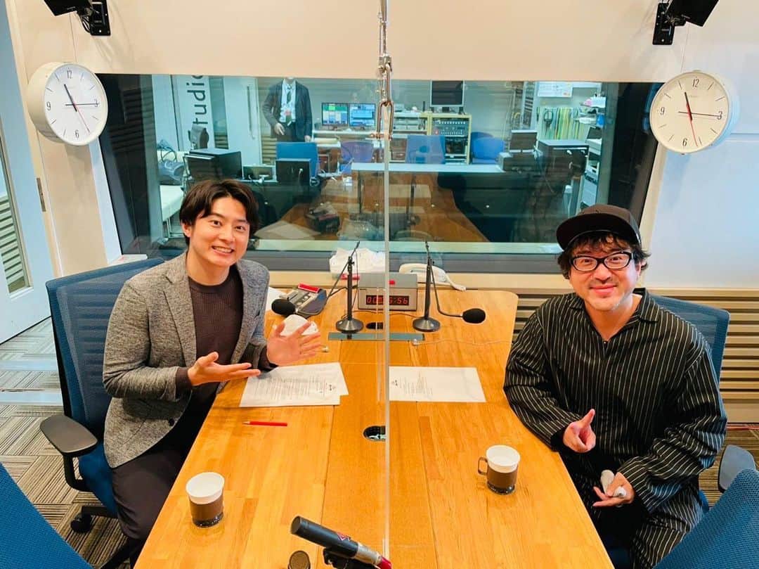 北條瑛祐のインスタグラム：「🎤  俳優のムロツヨシさんにインタビューをさせていただきました！ 今回は舞台のお話をしていただいたのですが、野球愛から音楽についてまで熱く語っていただきました😊 　  野外舞台「muro式.がくげいかい」 関西では5月3日〜11日に開催です！ 当日の天気によって演技が少し変わる可能性もあるとか…‼︎    インタビューを聴けていない方はスマホアプリradikoで4月19日放送のABCラジオ「ミューパラ」をぜひ！ (4/26まで視聴可能です) 　  #abcラジオ #ミューパラ  #ムロツヨシ #muro式がくげいかい」