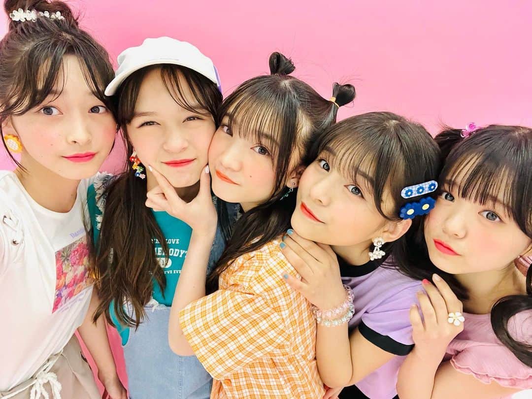 ニコ☆プチのインスタグラム：「🌷🌼🌸🌻🌺  表紙セルフィー🤳💗✨ 卒㋲の企画に新連載などなど 盛りだくさんの6月号となっています❤️‍🔥 ぜひ本屋さんやネットで チェックしてみてくださいね😘📚 　 #有坂心花 #小松崎ふたば #滝口芽里衣  #星名ハルハ #星乃あんな」