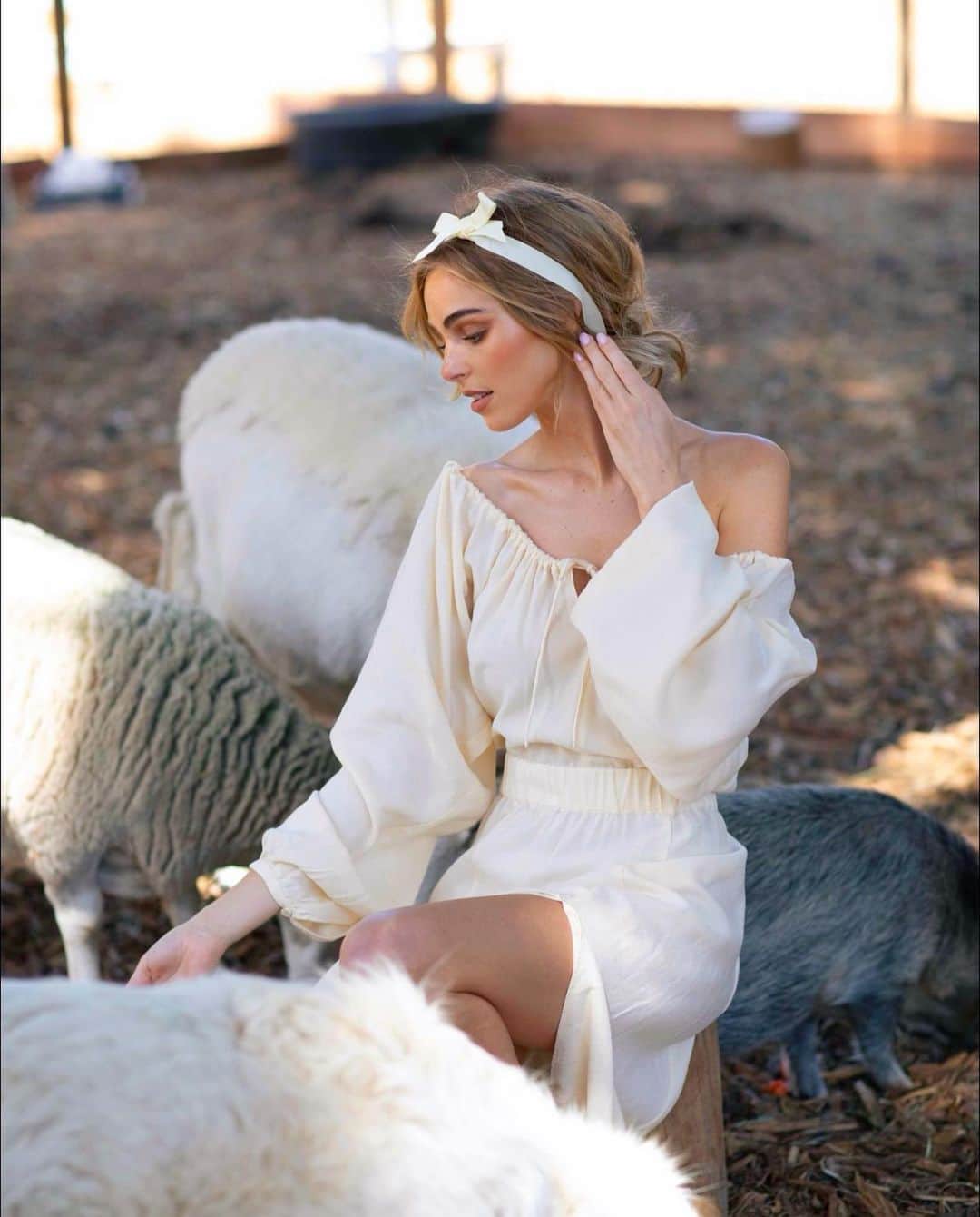 Elizabeth Turnerのインスタグラム：「wow happy #EarthDay 🌎 when I think about how much I love animals I literally cry. So thankful for our planet and all of the animals thriving here. Inviting all of y'all to forgo eating animals for just one day in honor of our earth! It's the best thing you can do to help fight climate change and save lives! My personal pledge is to reduce the amount of plastic I use. Love y'all and happy Earth Day!」