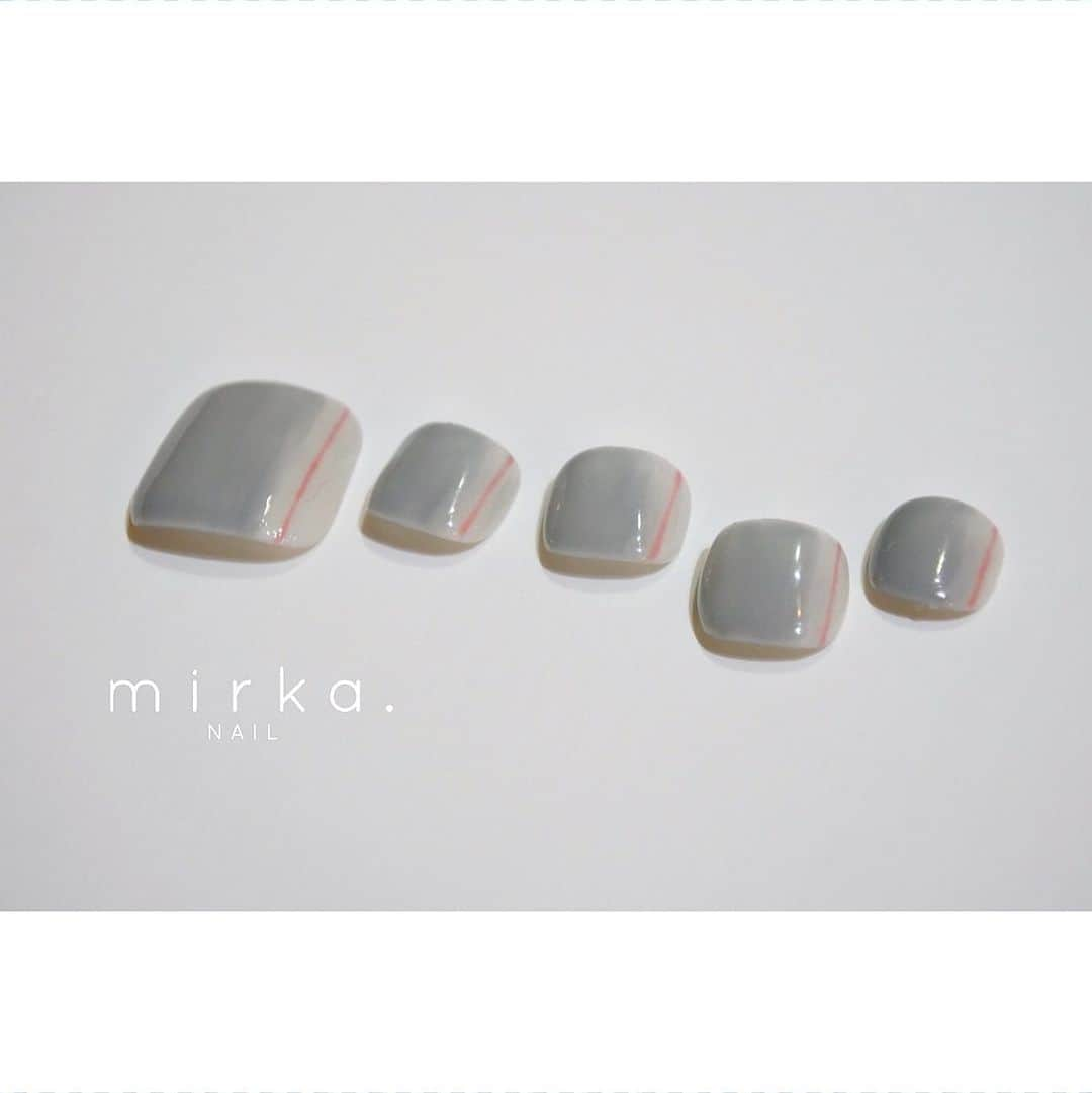 mirka. NAIL(ミルカネイル)さんのインスタグラム写真 - (mirka. NAIL(ミルカネイル)Instagram)「⁡ ⁡ ⁡ new !! ⁡ ⁡ そろそろフットネイルの季節 ☀︎ ⁡ もちろんハンドにしてもかわいいデザインです◯ ⁡ ⁡ #mirkanailsample ………………………………………………………… ⁡ ご予約、お問い合わせは LINE ID⇒ @mirka.nail (@含む)まで。 ⁡ ご新規様はハイライトの「ご案内」と「ご予約方法」を必ずお読みいただいてからご予約くださいますようお願いいたします。 空き状況はや詳細はLINEの投稿からご確認ください。 ⁡ 感染予防対策をしっかり行ったうえでお客様をお迎えしております。 ⁡ 〈感染予防の取り組み〉と〈お客様へのお願い〉を ハイライトにてまとめておりますので、ご確認くださいませ◯ ⁡ ⁡ ⁡ #mirkanail#nails#nail#nailart#naildesign #ショートネイル#ネイルアート#ネイルデザイン#ネイル#大人ネイル#シンプルネイル#オフィスネイル#ニュアンスネイル#ナチュラルネイル#カジュアルネイル#ショートネイルデザイン #プライベートサロン#プライベートネイルサロン#東京ネイルサロン#東京ネイル#江東区ネイルサロン #footnail #pedicure #フットネイル#ペディキュア」4月23日 8時56分 - mirka.nail