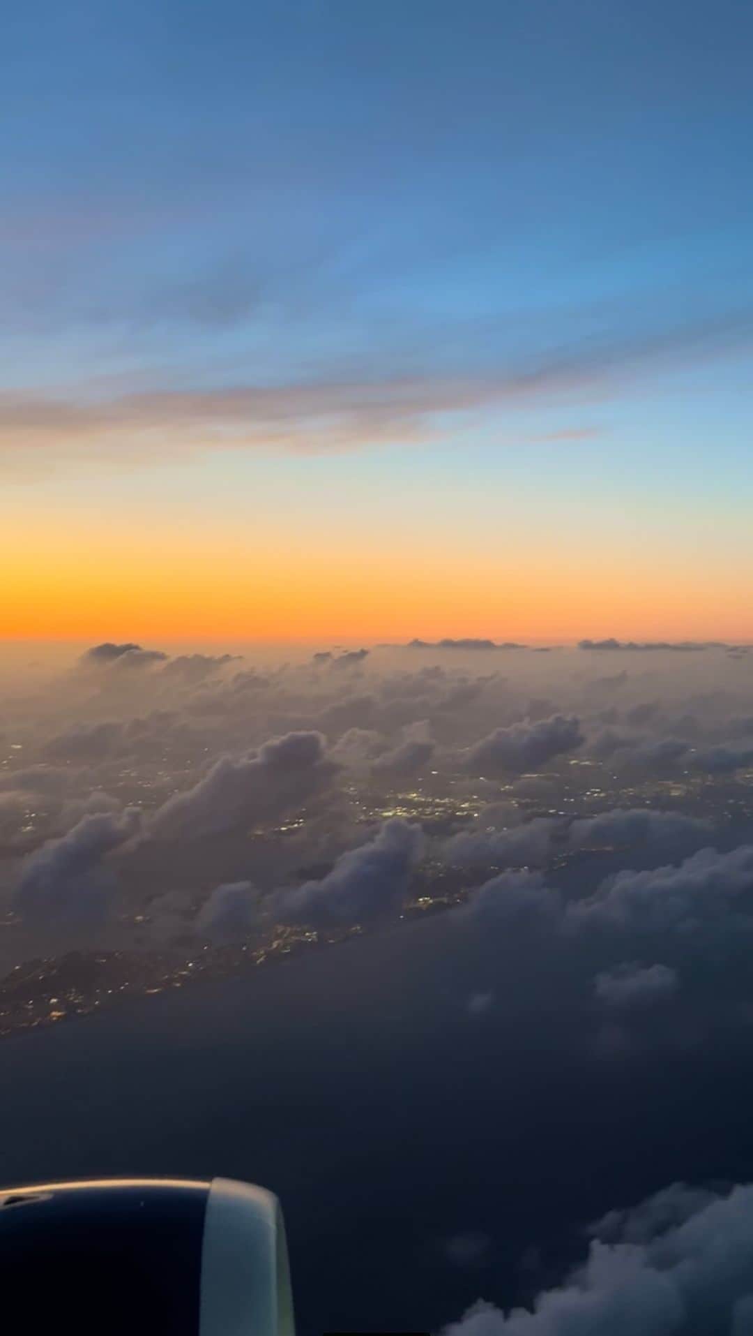 Elizabeth Turnerのインスタグラム：「Sorry for the #EarthDay spam but oh what a world!!! Having the honor of seeing our planet from above on Earth Day is a really special thing. Witnessing a mid flight sunset at that... my goodness! Feeling so grateful 🤍🌎😱」