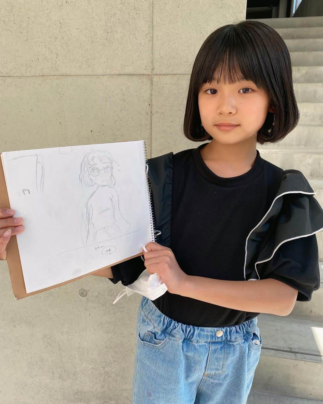 土田瑠美のインスタグラム：「りんちゃんが私のイラストを描いてくれてわざわざ持って来てくれた🤍(インスタのアイコンを見ながら描いてくれたそうで🥹)  赤ちゃんの時から見ているお客様のお子さまがどんどん成長していく姿を見れるのは本当に嬉しい🤍 りんちゃんありがとう〜🥰」