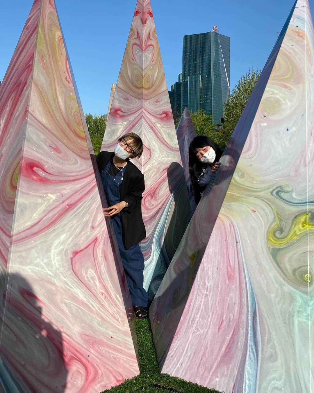 高山都さんのインスタグラム写真 - (高山都Instagram)「仕事前に立ち寄った @play_earth_park にて。 @halliemieco の仕事っぷりを見学。 今度はお休みの日にゆっくり来たい。 5月29日までやってます！ 六本木ミッドタウンの芝生広場に地、水、風、空、火をテーマにして建築家さん達デザインした5つの遊具が作られてて、子供たちが自由に遊んでる様子が見てるだけでものびのび楽しそうで気持ちよかったなー。 地の遊具担当の建築家山田紗子さんにも先日のJ-WAVEのラジオでのゲスト以来またお会い出来たのも嬉しかったな。 そんな昨日の #都ふく オーバーオールにジャケットもワタシのど定番！ jacket @aton_tokyo  overall @6______roku  sandal @therow  bag @jandmdavidson でも、このデニムオーバーオールの日にカゴバッグはもうやめよう。 うっすらブルーがカゴに移った😭😭😭🫠🫣🤭🤮」4月23日 10時04分 - miyare38