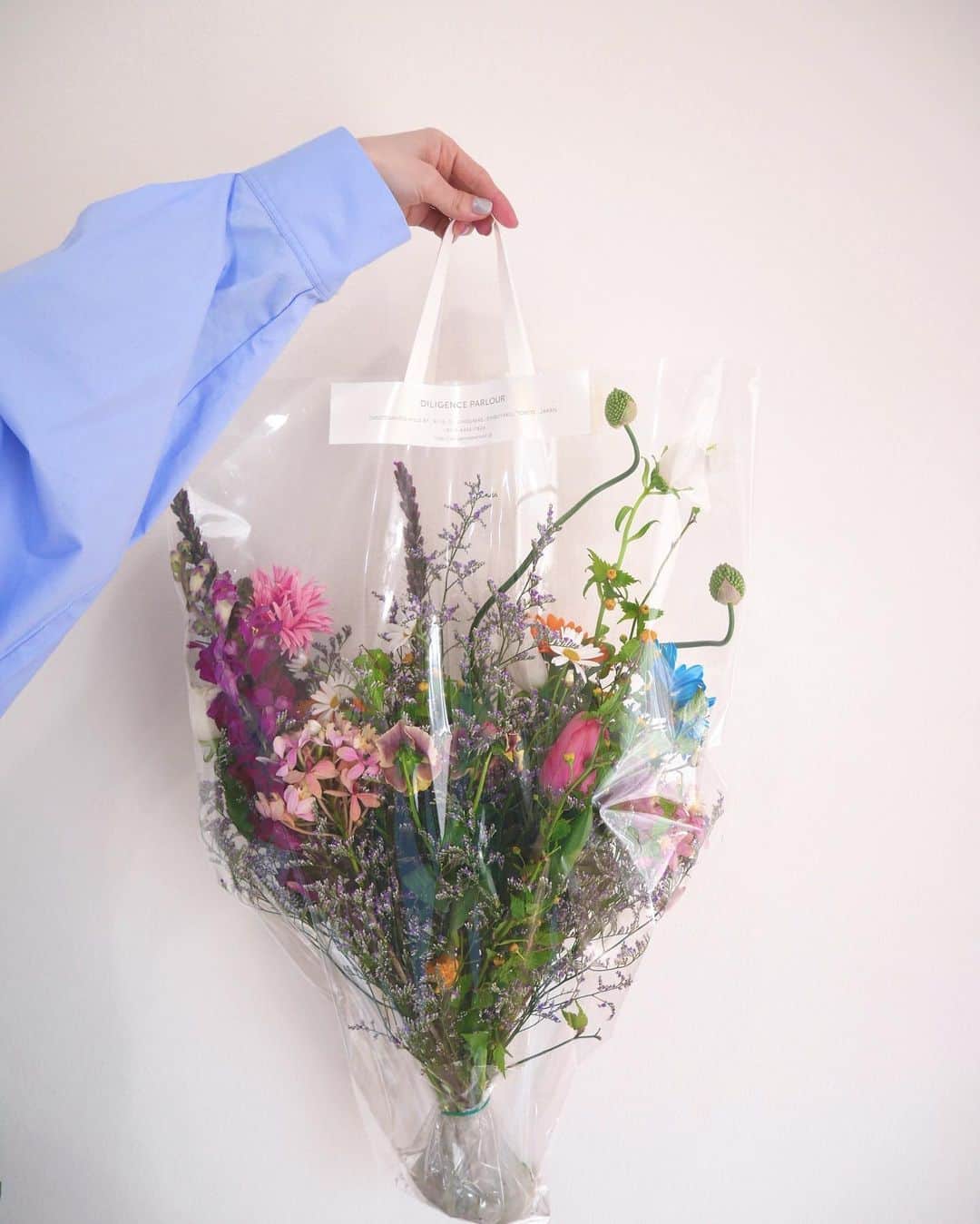 のインスタグラム：「💐  昨日は5月1日のmuguetdayに向けて @jour.de.muguet の撮影をしていました🕊 バタバタでオフショット全然撮れていない…！  セットしていただいたお花、帰りにささっとこんな素敵な花束にしていただいちゃった！ @23uwa ちゃんいつもありがとう♡  @jour.de.muguet の展示会やPOPUPのお花はいつもふみちゃんにセットしてもらってるの♡  また改めてアップするね🌷  5月1日、予約無しでどなたでも来ていただけます。 jour de muguet最後のイベントです。 ぜひ遊びに来てね♡  #jourdemuguet #muguet #muguetday #last」