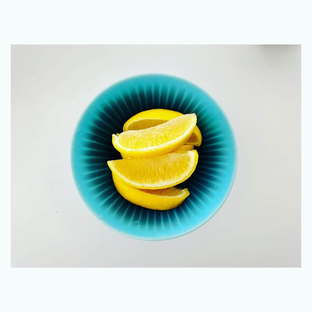 望月理恵さんのインスタグラム写真 - (望月理恵Instagram)「お取り寄せレモン  やみつきです❣️ ハールレモネという新しい品種だそうで、 そのまま食べても甘酸っぱくて美味しいのです！ 今朝もペロリ2個食べました😋 #ハールレモネ 何回聞いても覚えられない。 #誰にも頼まれてないけどみんなに食べてほしい #レモン#お取り寄せ #三松園 #静岡#ビタミンC #器#和田山真央  さん 美しいブルー」4月23日 10時37分 - mochiee28