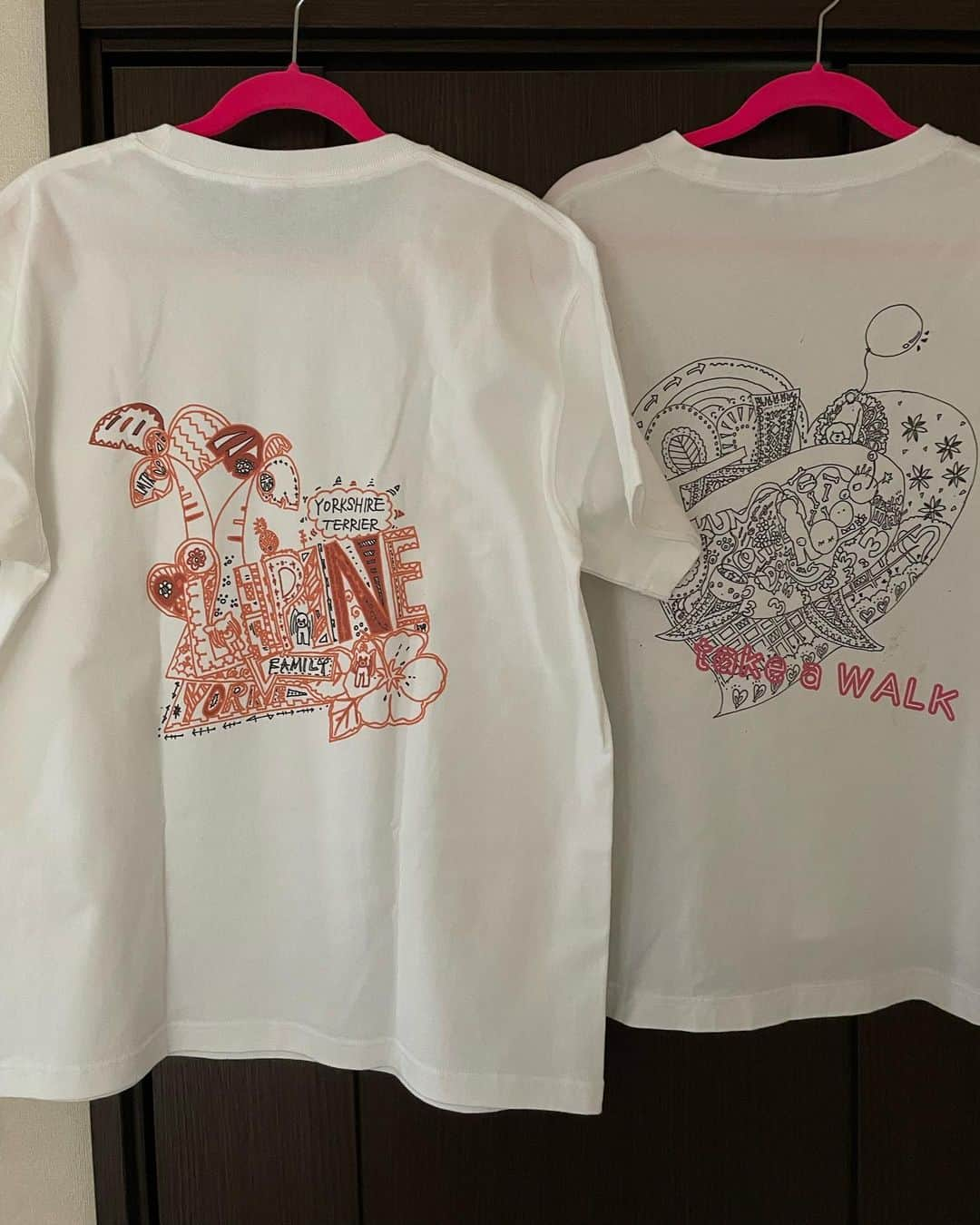 榊ゆりこさんのインスタグラム写真 - (榊ゆりこInstagram)「榊のイラストのオリジナルTシャツ😊 右側はUNIQLOで作ったバックプリントのTシャツ✨今はこのタイプはなかったので、uptで見つけた同じようなTシャツで左側製作❤️ヨークシャテリアのブリーダー、ファミリーの物です❤️❤️❤️ uptの方が少し着丈が長くなってます😊生地の厚みも同じ感じなので、このタイプのTシャツでオリジナルを作りたい場合はuptオススメです👍✨✨✨ #オリジナルTシャツ#ユニクロ#upt#バックプリント#バックプリントtシャツ  #犬のイラスト#ワンコイラスト#落書き#イラスト#細かいイラスト#drawing #illustration #dogpainting #dogillustration #graffiti #일러스트#개 그림#插图#狗」4月23日 10時56分 - yuricosakaki