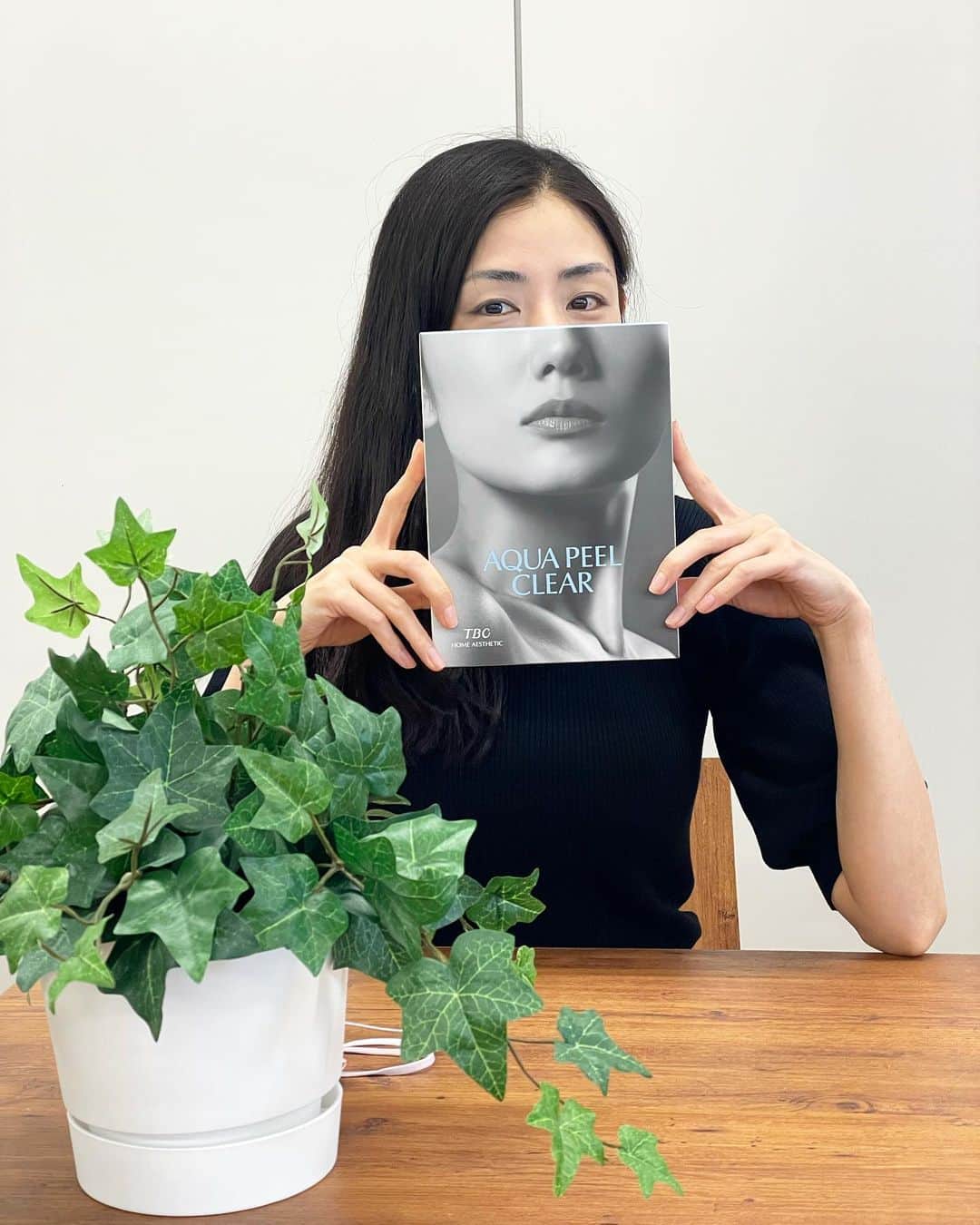 のインスタグラム：「🌿  TBCさんから 話題の AQUA PEEL CLEAR いただきました♡  落としきれない お顔の余分な皮脂や毛穴汚れがとれ、 普段のスキンケアの効果を アップしたりと いいこと尽くし✨🤤  #tbc #アクアピールクリア #aquapeelclear  #moemikatayama   実は、このアクアピールクリアの モデルもしているので チェックしてみてくださいね✌︎」