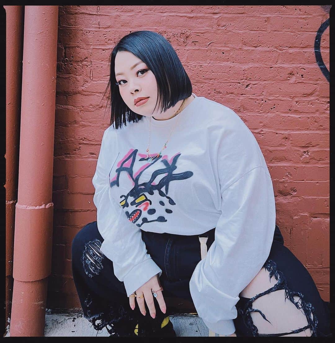 渡辺直美のインスタグラム：「髪の毛切ったよ💇🏻‍♀️どうかな🫣？ 無事金太郎にならずに済みましたw  @nerohair ありがとうございます🥹🌸 ネロさんはいつも髪切った人のポラロイド撮るんだけど私も参加したにょ‼︎ うれぴ🦐  夢の世界みたいな不思議な動画もあるから見てね❤️w  NEWヘアの感想お待ちしております🥰」
