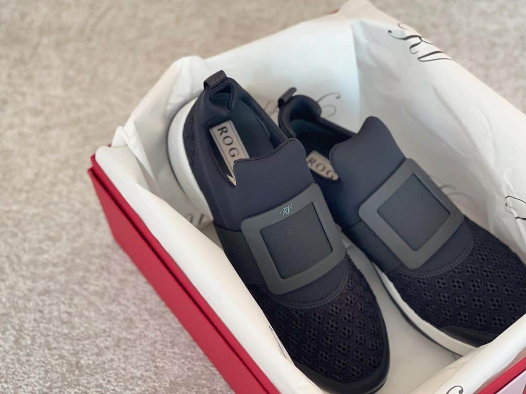 のインスタグラム：「私のBasic item🤍 制服のように履いたり着たり… @rogervivier  @lululemon  スニーカーは二代目もBlackに❣️ レギンスはほぼ毎日級にはいているので何代目かな…💛 #mybasicitem」