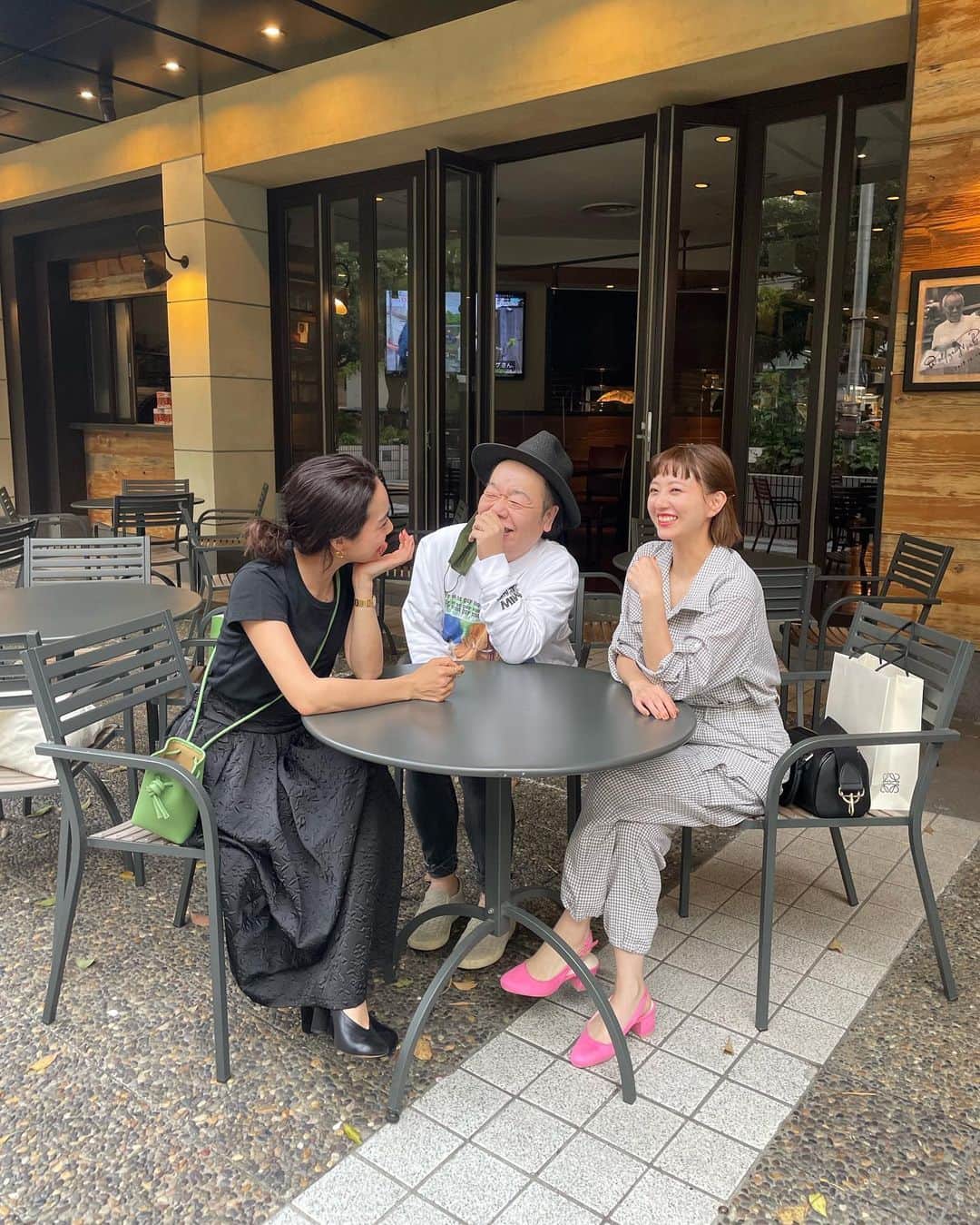 のインスタグラム：「会うとホッとする2人🕊 おしゃべりが止まらない🗣🗣🗣  @shigeru39  @kikichiaki」