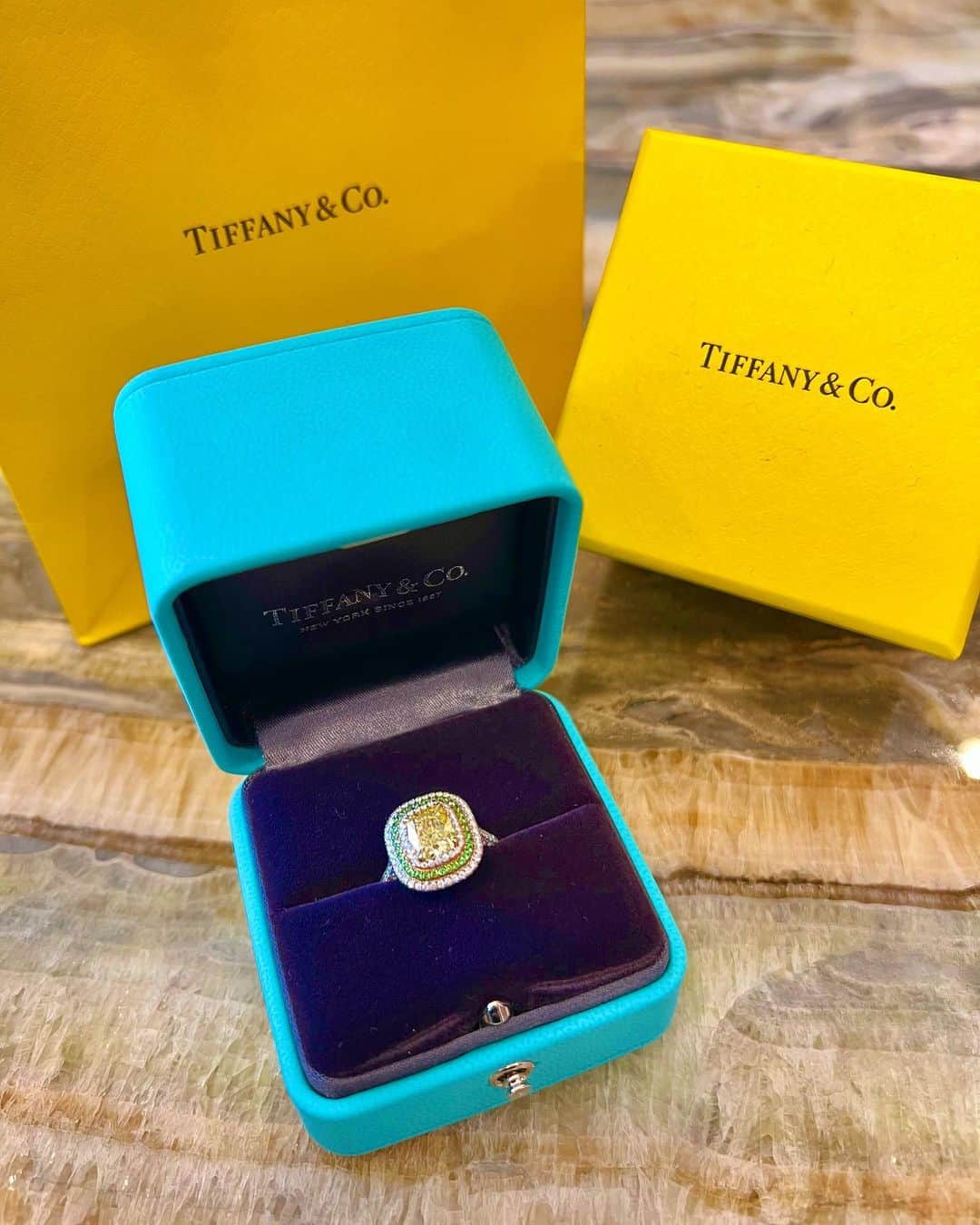 平山美春のインスタグラム：「Tiffany @tiffanyandco “Yellow is the new Blue”💛💙 丸の内の店舗が丸々イエローになった特別なイベントでオーダーしたイエローダイヤが届いた💛このイベントでオーダーするとBOXがイエローになるの🥺💛 グリーンとのコントラストが可愛すぎて💛💚お気に入りの色の組み合わせ✨ ファッションでも相性のよいイエローとグリーンを合わせることが多いから、合わせられる機会が多そう💛 . #tiffany #tiffanyyellowdiamond  #yellowdiamond #diamond  #yellowisthenewblue」