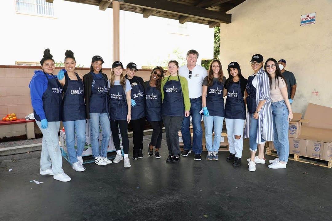 レイトン・ミースターのインスタグラム：「It’s National Volunteer Month and I spent the morning volunteering with Feeding America and the @LAFoodbank. You too can make a difference for people facing hunger. Find your local food bank to learn more about volunteer opportunities with @FeedingAmerica」