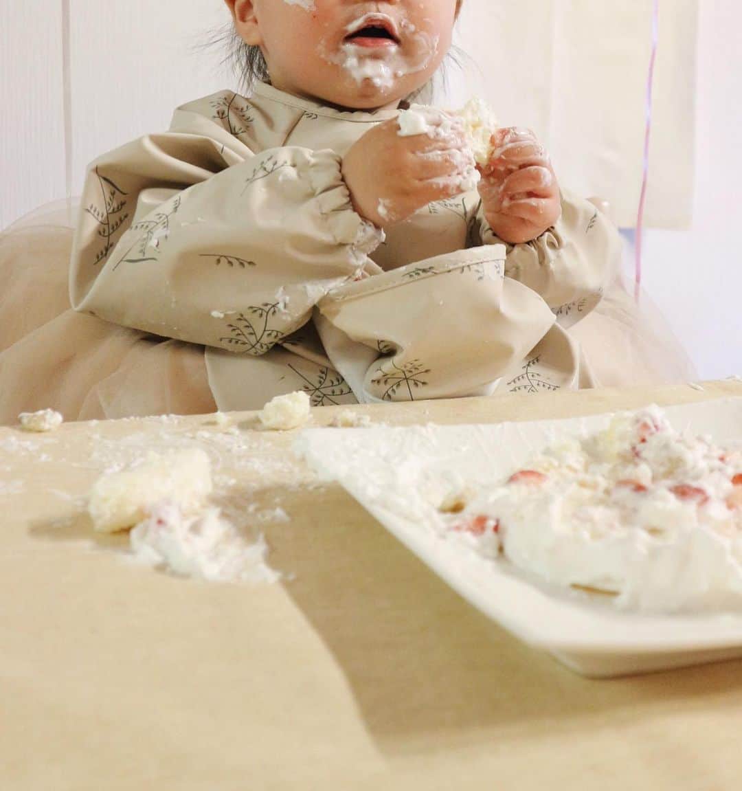久恒美菜さんのインスタグラム写真 - (久恒美菜Instagram)「先日、はじめてのお誕生日でした🎂👧🏻  健康にすくすくと、 たくさんの奇跡と幸せをありがとう🌷 私達みーんな、あなたが大好きよ☺️」4月23日 13時48分 - _mimico_