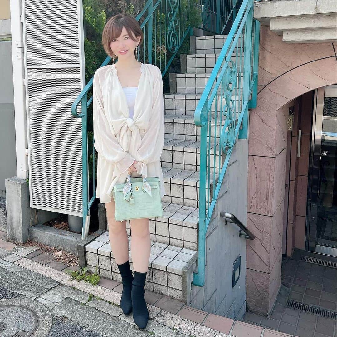 里美ゆりあのインスタグラム：「日傘がもう必要な時期だね😌☂️  #spring #春コーデ  #里美ゆりあ」