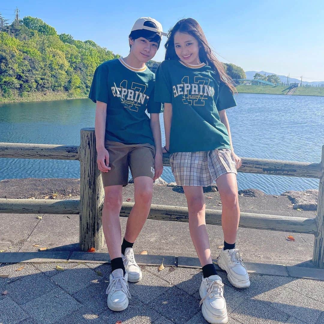 みゆはくのインスタグラム：「. しまむらさんの新ブランド REPRINTの洋服を着たよー♡  全国のしまむらさんの店舗と オンラインストアで 今日から発売だよー♡  是非チェックしてね♡ @grshimamura  #しまむら #しまパト #reprint」