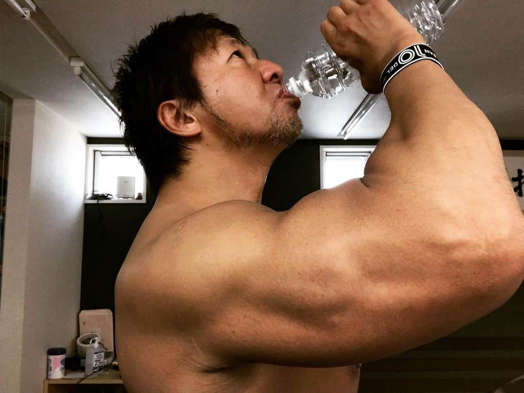 小島聡のインスタグラム：「本日のトレーニング、終了。  もうすっかり暑いので、水分補給はしっかりと。  そしてインスタ恒例の？腕アップ画像（笑）。  #小島聡  #新日本プロレス  #有酸素運動」