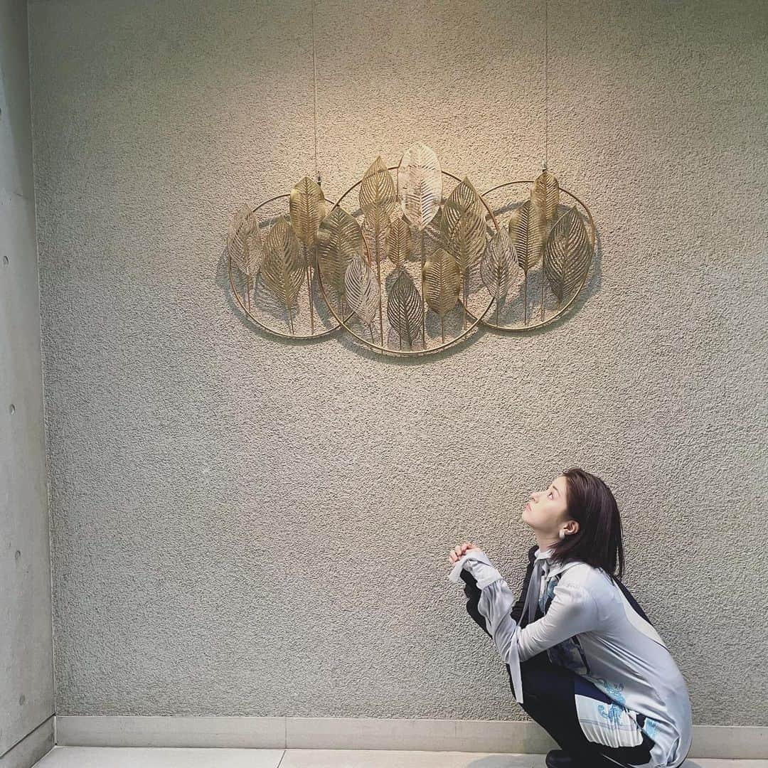 松本若菜のインスタグラム：「毎回、とんでもな場所で撮影しております。 どうも、松本です。  ここは、、、 深山家のながーーーーい廊下でお借りしているロケ地です。  よく見ると… またしても足元スリッパで。  2話以降もバシバシ撮影進んでおります。 お楽しみに😊」