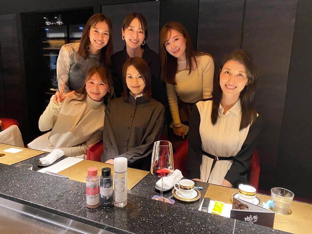 上野なつひのインスタグラム：「インナービューティーを意識したご飯屋さん初めてお邪魔しました✨ 意識高い最高に楽しい女子と😍  世界初、抗生物質・ホルモン剤を使用しない安全でヘルシーな肉を提供する完全会員制インナービューティ肉割烹 “麻布 肉しゃり” 4月25日グランドオープンとの事でプレオープンにお邪魔しました！  こだわりが凄いし食べる前からプロラボのサプリが飲める贅沢！ 罪悪感ないどころかとっても体がスッキリする感覚かも。  もちろん味も美味しいし体に入っていくものがどんなものかが知れるご飯って常には難しいけど勉強になるお食事会だった♡︎  何より女子とわちゃわちゃご飯出来て目の保養でした😚 @estheprolabo_official  @sasakisasakihiroyuki  #estheprolabo  #肉割烹 #ヘルシー #グルテンフリー #インナービューティー」