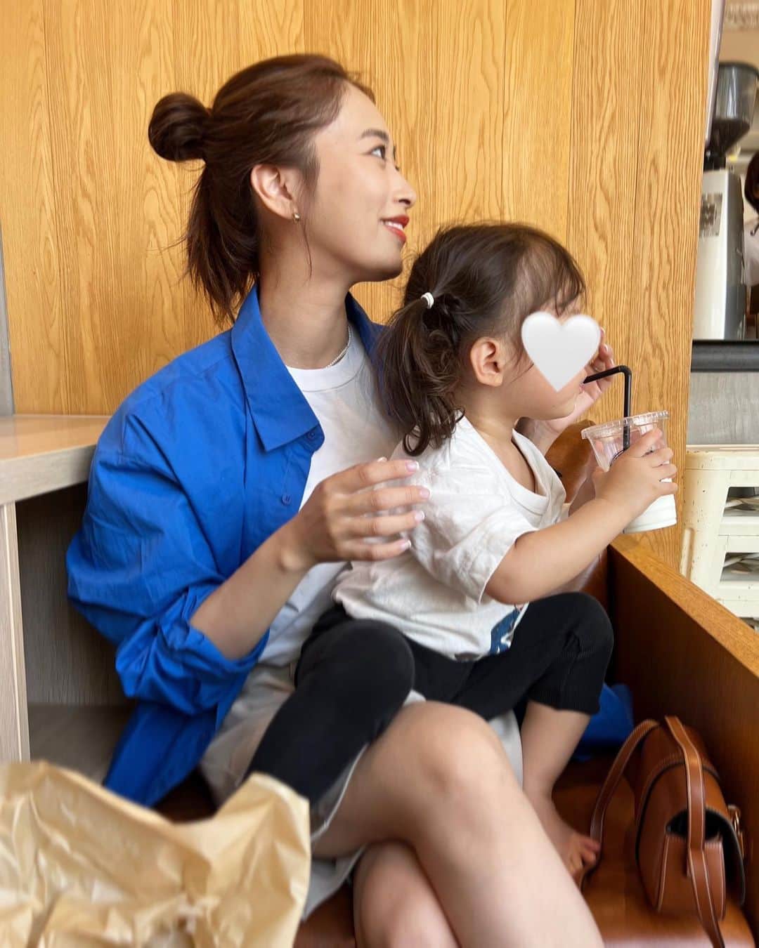近藤千尋のインスタグラム：「母ちゃん、今日はholiday🤍🫶🏻 習い事の送り迎えや、 公園はしごする日。笑✨  今日は暑いねぇー🫠💦 抱っこ抱っこの次女をかつぐのも 大変な体重になってきた。。笑🥲 みなさん、水分とってねー❤️」