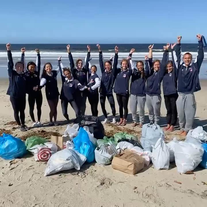 アンドレア・フエンテスのインスタグラム：「(Sound on!) How much I wish we could all open the eyes and stop buying and throwing single use plastic for no reason. Really, in a couple hours we found so much trash in only a couple miles of beach! #proudofthisteam #makewaves #imwithmomoa thank you @prideofgypsies and @mananalu.water for inspiring us to do this today! Let’s all join, people! Stop using so much plastic 🌍❤️」