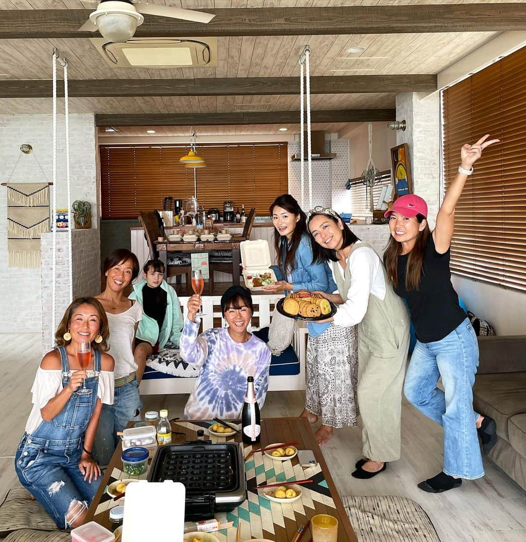 田中律子さんのインスタグラム写真 - (田中律子Instagram)「日本サップヨガ協会沖縄チームで我が家に集合ーーー🙌🍺🐙🍪　  コロナ禍でなかなか集まれず、やっとやっと久しぶりに集合かけれた✨  うぇっち　@nonkomiya  のタコ焼き🐙はお豆腐入りで、前日から生地をねかせてるから、トロトロふわふわプリンプリンの絶品タコ焼き🐙大阪粉モンは美味いね🤤  協会イントラの子供たちがどんどん大きくなってて、この2年会わないだけで子供たちの成長にもビックリ、中学1年生に身長抜かれてました🤣🤣🤣お母さんも私も😂😂😂  みんなでサンセット見て🌞この自然にありがとーって感謝して、こうして元気でいることにも感謝して、仲間がいることにも感謝したよ✨  日本サップヨガ協会　@japansupyogaassociation  最高な仲間たちと、この夏もサップヨガを開催していきまーす🏄‍♀️ぜひまだやったことない方は、体験してみてね🌈  #okinawa  #okinawalife  #beachlife  #mysweethome  #homeparty  #sunset  #日本サップヨガ協会  #supyoga  #たこ焼き」4月23日 17時54分 - ri2kotanaka