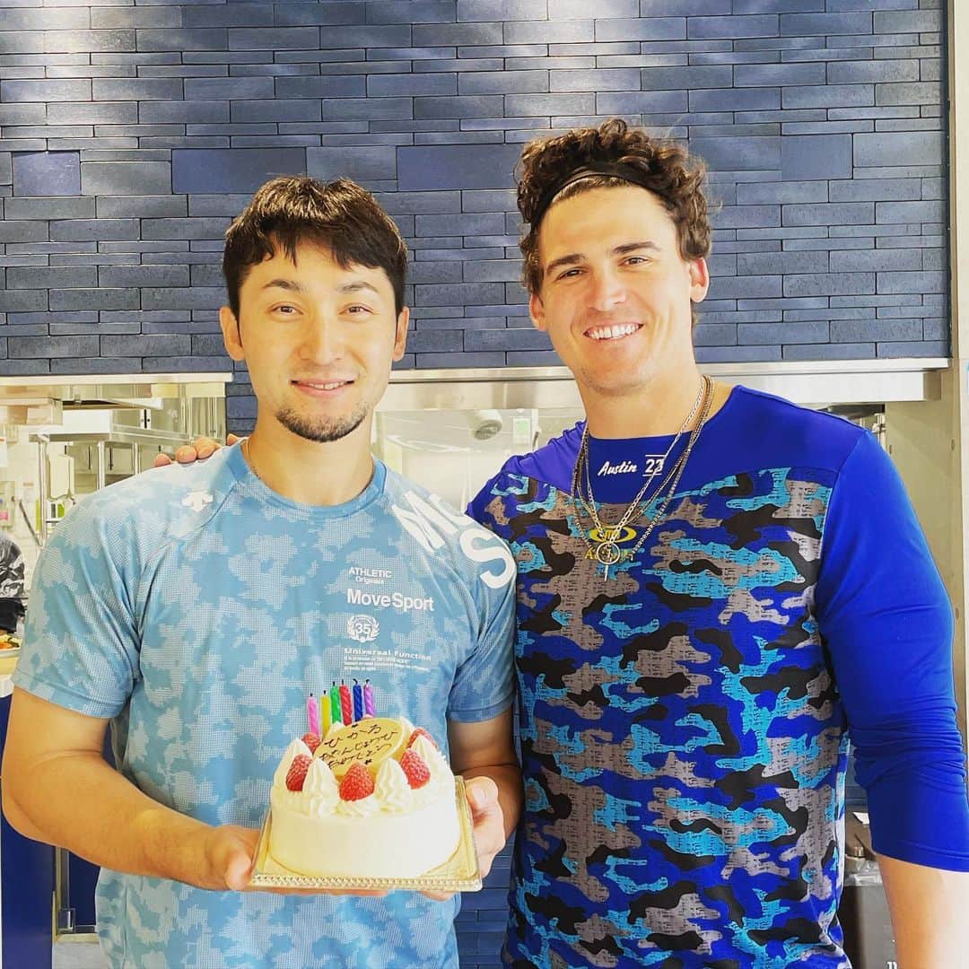 のインスタグラム：「2022.4.23  33歳になりました！  タイラーがケーキをプレゼントしてくれました🎂 マジでナイスガイ👍  ファンの皆さんからもたくさんのメッセージをいただき感謝しています！  ありがとうございます🙇‍♂️  僕自身の今年のテーマをこんなにも早く達成する事ができなくなり、本当に悔しいです。  今できる事を一生懸命に！ しっかり治してチームに貢献できるように準備していきます🔥  #33歳 #バースデーケーキ #thankyou @taustin2121」
