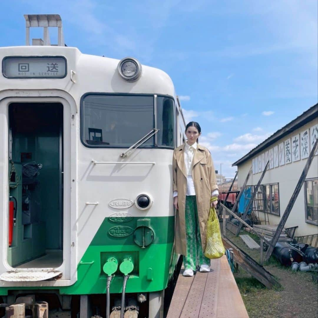 市川紗椰のインスタグラム：「麺鉄。 今回は内房線、小湊鐵道、いすみ鉄道で桜x鉄道x麺。 衣装が偶然、小湊鉄道の新入りと被りました… ⁡  ⁡ まさかのところにクハ１０３系と千葉都市モノレールがいたり、絶品の山菜そばをいただいたり、盛り沢山でした。内房線から小湊鐵道のタイムスリップ感、やっぱり良いですね。 ⁡ BS TBS 「麺鉄 〜メン食い鉄道　絶景の旅〜」 ４月２４日　２１：００〜２２：５４ ⁡ J-WAVE 「Orient Star TIME AND TIDE」 毎週土曜　２１時〜 @jwavetimeandtide  ゲストは岸壁幼魚採集家の鈴木香里武さん。ぎょぎょ。 ⁡ NHKfm 「x（かける）クラシック」 毎週日曜　１４：００〜１５：５０ 毎週月曜　７：２５〜 助っ人としてフルート奏者の多久潤一朗さんが来てくださりました。ちくわの演奏もあり（本人は不本意） ⁡ #ヘアメイク @maikoinomatamaiko #スタイリスト @kanna_manabe  #トレンチコート @uncrave_official #アクセ @daughtersjewelry  #バッグ  @madeinmada_ @JACK_JOAT #スニーカー @sorel_jp  ⁡ 小湊鐵道がなぜキハ４０形を選んだのかも聞いてきました（私以外の撮影隊のみんなの反応の薄さから、カットされている可能性大）」