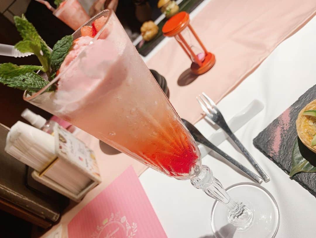 奥山レイカのインスタグラム：「桜と苺のアフタヌーンティー🫖🍓 カフェインが苦手なので ハーブティーいっぱいで嬉しかった！  ケーキたちも美味しかったー🌸  #上野グルメ #上野カフェ #アフタヌーンティー #ハーブティー #東京カフェ #東京グルメ」