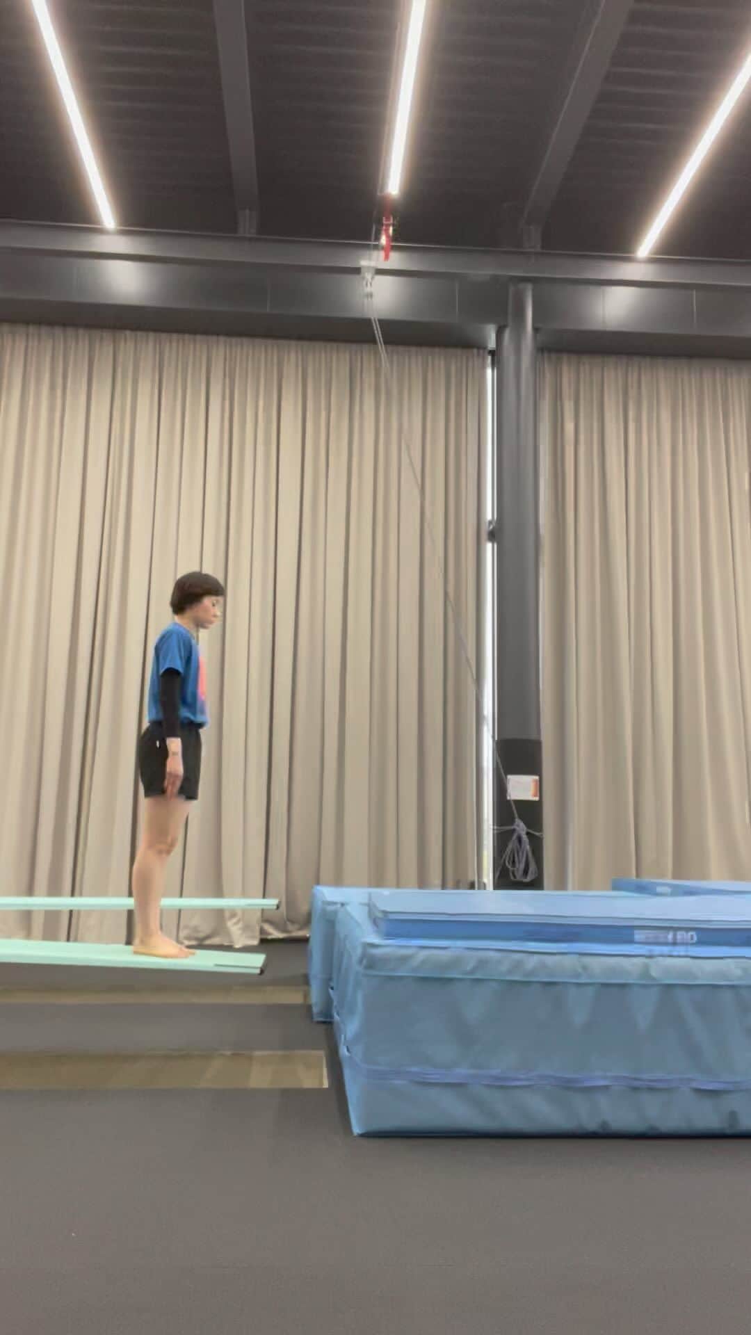 のインスタグラム：「ジュニアの頃は練習の7割を陸上練習に当ててました！ それくらい、大切✨ ここで身体の動きを叩き込んで、プールにいきます☺️ まだまだ修正しなきゃいけない部分が山ほどある！  #飛込 #ドライランド #練習 #陸上板」