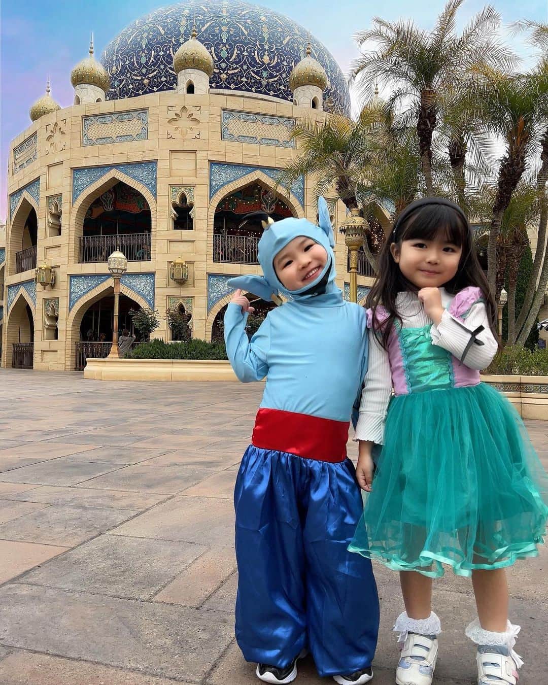 河内麻沙美のインスタグラム：「#disneysea ✨ ． ． 先日ディズニーシーへ🥰💓 私の誕生日ディズニーのはずだけど… 完全に主役は子供たち👧🏻👦🏻 RIKUジーニー🧞‍♂️は通り過ぎる人みんなに声掛けてもらえました🤣‼️ そして声かけられた人に投げキスしてた😅笑 将来心配🙄💦 ． そして、ほんとに双子にしか見えんww サイズ感😂 ． 明日はお誕生日🎂 幸せな日になりますように🍀 ． #Birthday#Birthdaydisney#disney#genie#🧞‍♂️#🧜‍♀️#ディズニーシー#東京ディズニーシー#ディズニーコーデ#ディズニー#子連れディズニー#ミラコスタ#ミラコスタホテル」