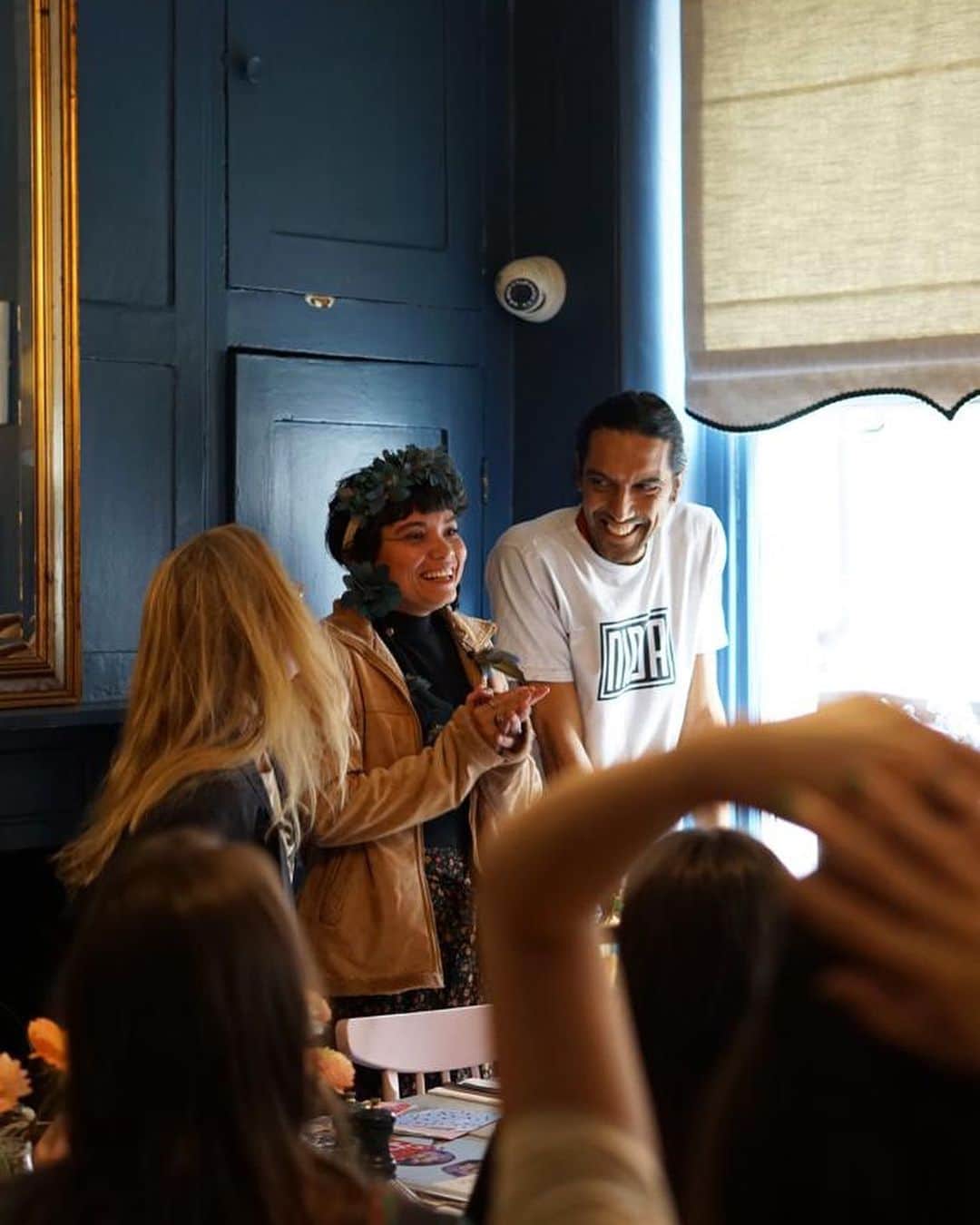 トビー・レグボのインスタグラム：「For Earth Day I had the honour of hearing @priscilatapajowara speak about the difficulties facing indigenous communities in the Amazon. A struggle against deforestation, aggressive agro-business, extractive industries and illegal mining. Although indigenous communities comprise only 6% of the global population they protect 80% of the worlds biodiversity. We all need to support these communities. They protect something sacred and essential for human life. Choose Earth is a beautiful campaign to support these communities, funding indigenous leaders, supporting activism and amplifying the voices that need to be heard. Go to chooseearth.co (link in bio) to find out more, get yourself a T-shirt, donate, share, spread the word and show some love! And thank you so much to @mildredsrestaurants for hosting and feeding us! @chooselove @earthrise.studio #chooseearth #earthday」
