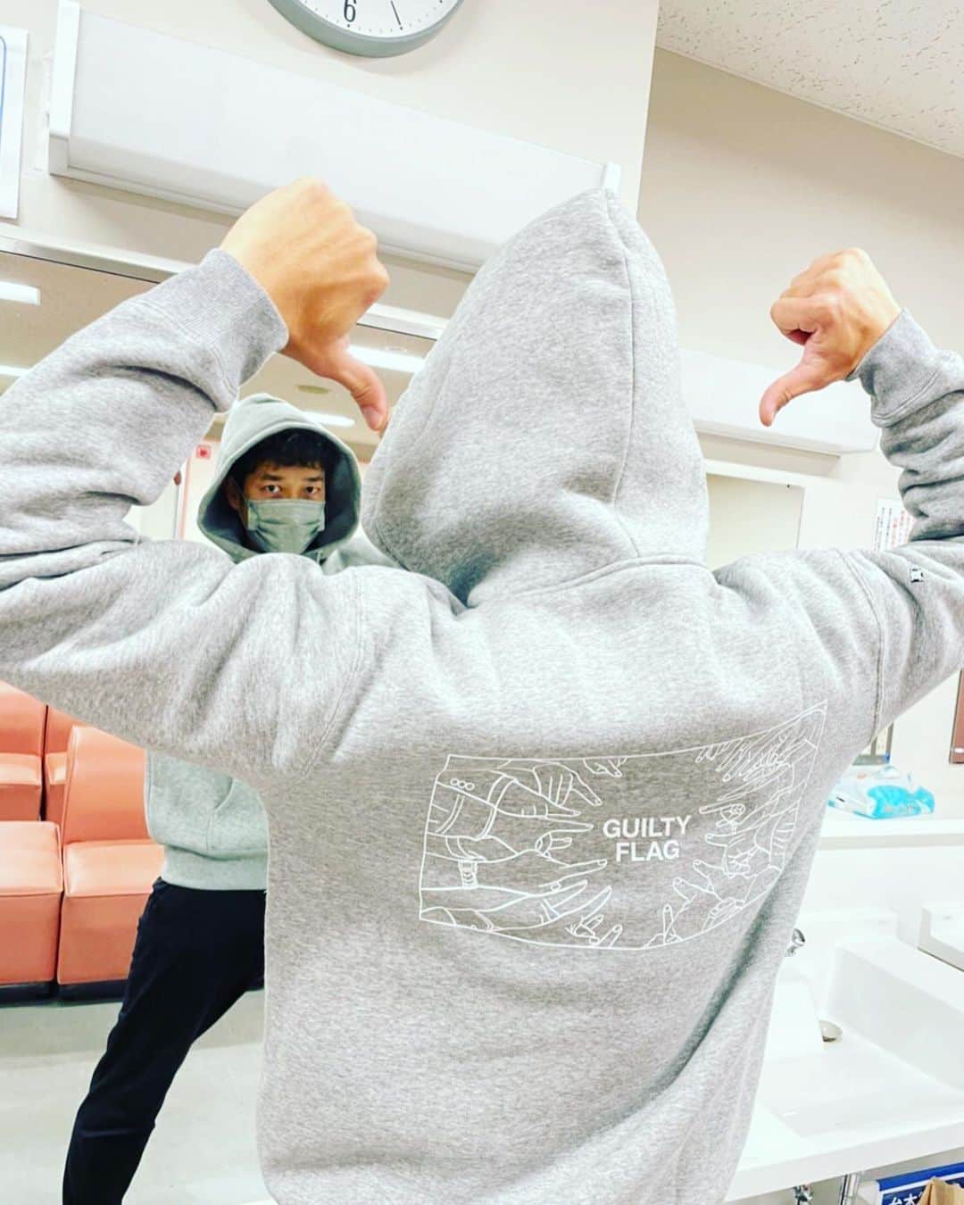 迫田孝也さんのインスタグラム写真 - (迫田孝也Instagram)「スタッフパーカーを着て記念写真。 信頼の芳根京子カメラマンにお願いして。  それにしても… ポーズが一緒じゃん！バリエーション増やしていこ！ 「隙間への写り込み、勉強になります真田和泉先輩。」by 鏑木悟  #俺の可愛いはもうすぐ消費期限！？ ＃スタッフパーカー #芳根京子 #信頼のカメラマン #写り込み #真犯人フラグ  今日も夜11時30分から テレビ朝日系列にて！ 第2話放送！」4月23日 18時55分 - takaya_sakoda