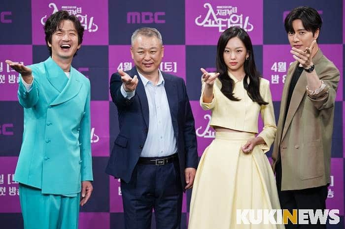 チン・ギジュのインスタグラム：「#지금부터쇼타임 오늘!!!!!! 8시 40분!!! mbc!!!!!👮🏻‍♀️」