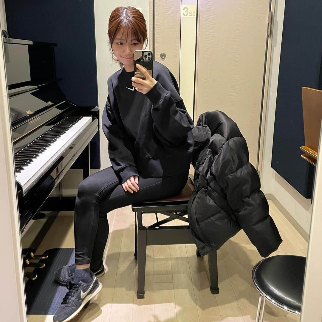 のインスタグラム：「. いつぞやのピアノのお仕事の練習中オフショット📷 なんか全身黒い😂 ・ ・ #nike」