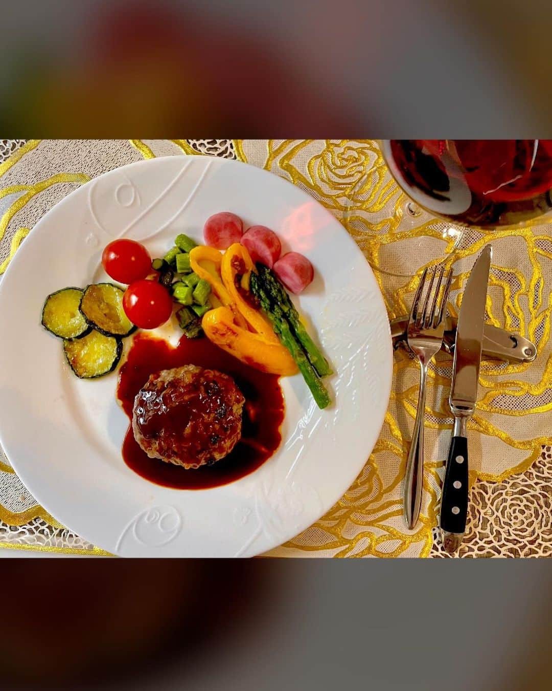 のインスタグラム：「🍽 おうちご飯😋💓  流通量１％『奇跡の和牛あか牛』ハンバーグ😋  ミシュラン星のホテルのシェフが監修したセレブハンバーグ💕  🐃🐂🐄 幻の和牛あか牛 『セレブすぎるハンバーグ』  製造は100年の歴史があり 外交では各国の大統領や海外VIPなどにふるまわれている まさにセレブハンバーグ💕  ✨作り方✨ 片栗粉を表面上にまぶして 両面油で焼き目がついたら お湯を入れて蒸し焼き10分☝🏻☺️✨ （はねるから⚠️注意）  とっても肉肉しくて 赤ワインととっても合いました😋  ハンバーグからはジューシーな幸せエキスも💗 （写真撮ってる間に少し出ちゃった笑）  冷凍でくるので保存も1人前ずつでとても便利✨  美味しいハンバーグ ご馳走様でした💞  PR @wagyu.gift #母の日プレゼント #母の日ギフト #父の日プレゼント #父の日ギフト #お中元 #セレブすぎるハンバーグ #和牛セレブ  📍のしも種類あるのでギフトにも嬉しい🙆‍♀️」