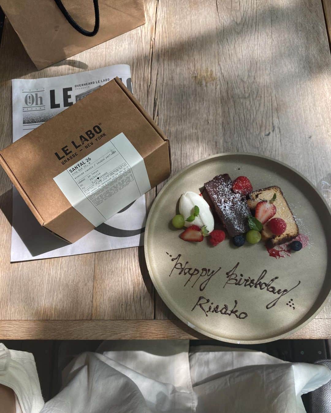 石川理咲子のインスタグラム：「#trunkkitchen  お天気良かった日のテラスランチ🌿 気持ちよかった〜♡ お誕生日のお祝いまでありがとう🥹 本当に本当に幸せです🕊」