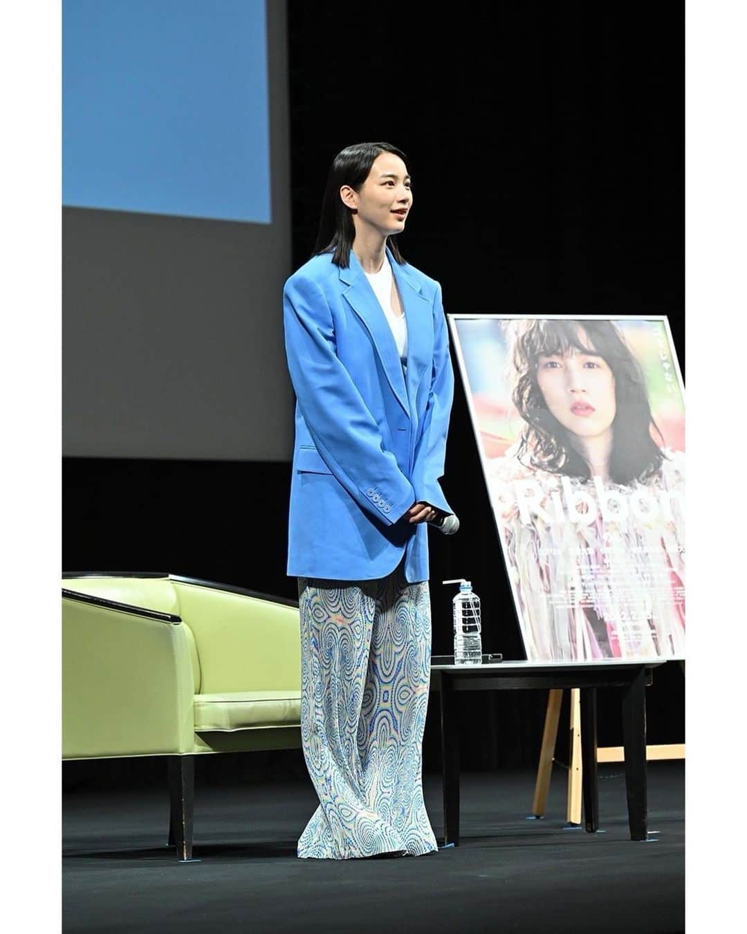 のん（能年玲奈）さんのインスタグラム写真 - (のん（能年玲奈）Instagram)「今日は岩手県久慈市のアンバーホールにて、映画Ribbon特別上映をしました。🕊 久慈は、街にリボンを飾るプロジェクトで応援してくださっているので絶対上映したかったのです。 叶ったよう。やったー！ #ribbon_movie #映画リボン #映画Ribbon  #岩手 #久慈」4月23日 19時25分 - non_kamo_ne