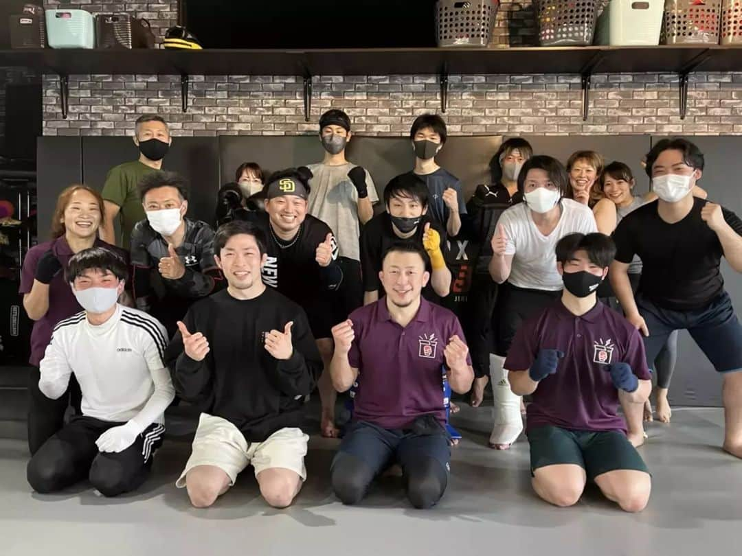 川尻達也のインスタグラム：「弥益がFIGHT BOX FITNESSに遊びに来てくれました。 会員さん大喜びであっという間に即席撮影会に。 弥益の人気の高さ。 ファンからの愛されぐあいに私も誇らしかったです。 弥益ありがとう！！！」