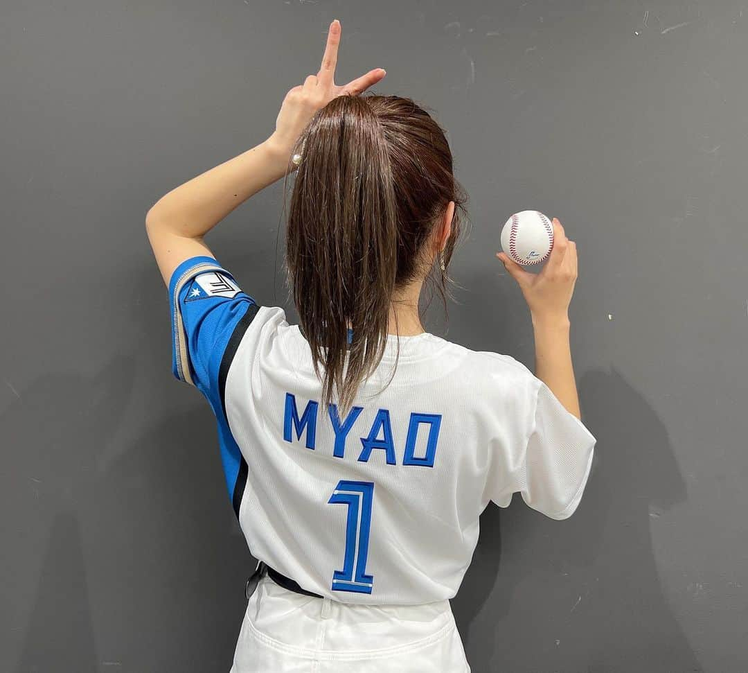 宮崎美穂さんのインスタグラム写真 - (宮崎美穂Instagram)「🦊⚾️🐿⚾️  2022.4.23 北海道日本ハムファイターズvs福岡ソフトバンクホークス  念願だった1人での始球式の夢が叶いました…！！  とても緊張しました… マウンドは絶対汚したくなかったので前から投球したけど、それでもすごく遠く感じました🥹  投げ方教えて下さったみなさんありがとうございました⚾️  一生の思い出です😊  #スカパー #スカパープロ野球 #野球見ようぜ #lovefighters #北海道日本ハムファイターズ  #福岡ソフトバンクホークス  #札幌ドーム」4月23日 19時52分 - myaostagram_380