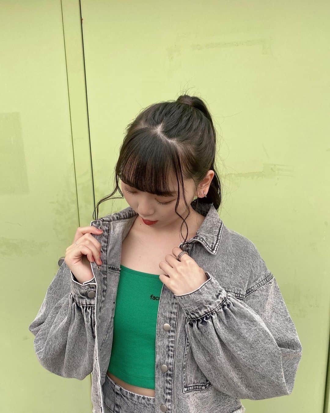 のインスタグラム：「一目惚れしたセットアップ💚  5枚目はデニム三姉妹👩‍👩‍👧  #デニム #デニムジャケット #デニムコーデ #セットアップ #マーメイドスカート #スニーカー #ポニーテール」