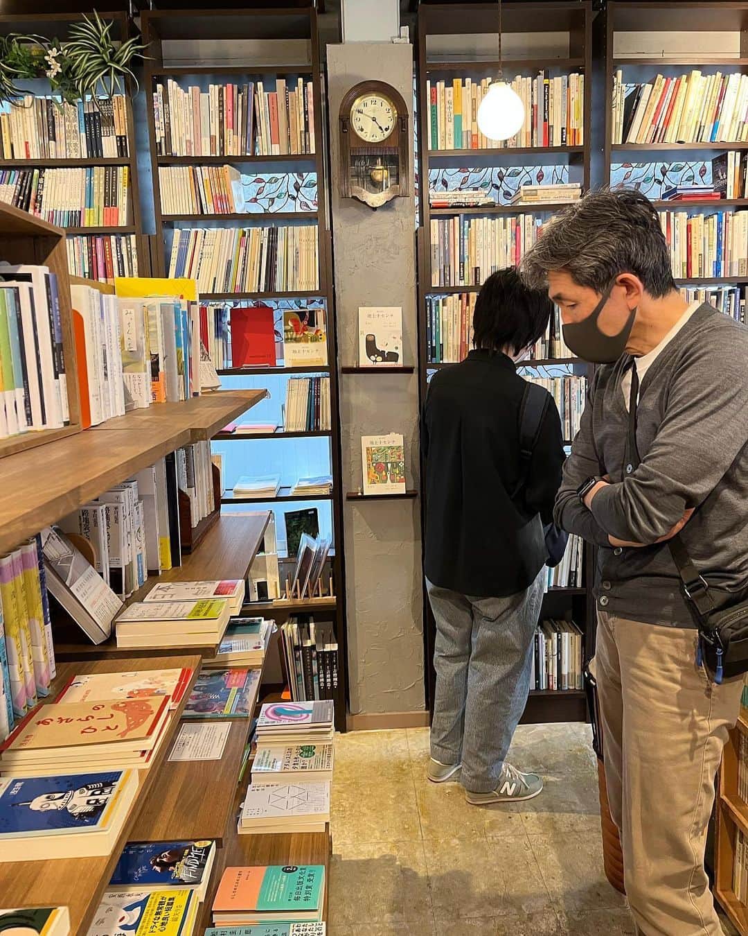 小池昌代さんのインスタグラム写真 - (小池昌代Instagram)「今日は、#santjordi 本の日。#インカレポエトリでもお世話になっている#七月堂 へ。古書部があり時を忘れる。新刊書は騒がしいが、ここに並んだ本は誰かが手に取ってくれるのを静かに待っている。」4月23日 20時10分 - koikemasayo