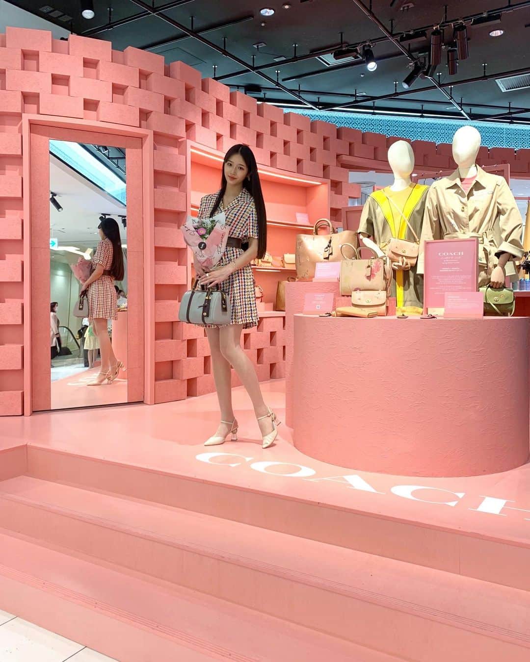 天翔天音のインスタグラム：「‪𓂃  @coachさんのPOPUP STORE “Crafted to Last” 行ってきました🤍  私のだ~いすきなサーモンピンクの空間に 沢山の素敵なお花達に包まれて とっても可愛いかったです💐  新たに登場する押し花のバックや刺繍されているバッグや、 自然素材のみで染色した “オリジナルナチュラルレザー などなど、  限定の素敵なcoachのバッグがたくさんあります❤︎  会場：伊勢丹新宿店 本館1階 ザ・ステージ  @Coach; #CoachNY;  #CoachReLoved; @isetan_shinjuku_handbag ; #伊勢丹新宿店 #天翔天音 #藤岡兄弟 #amanetensho #05 #model #fashion #05년생 #ootd」