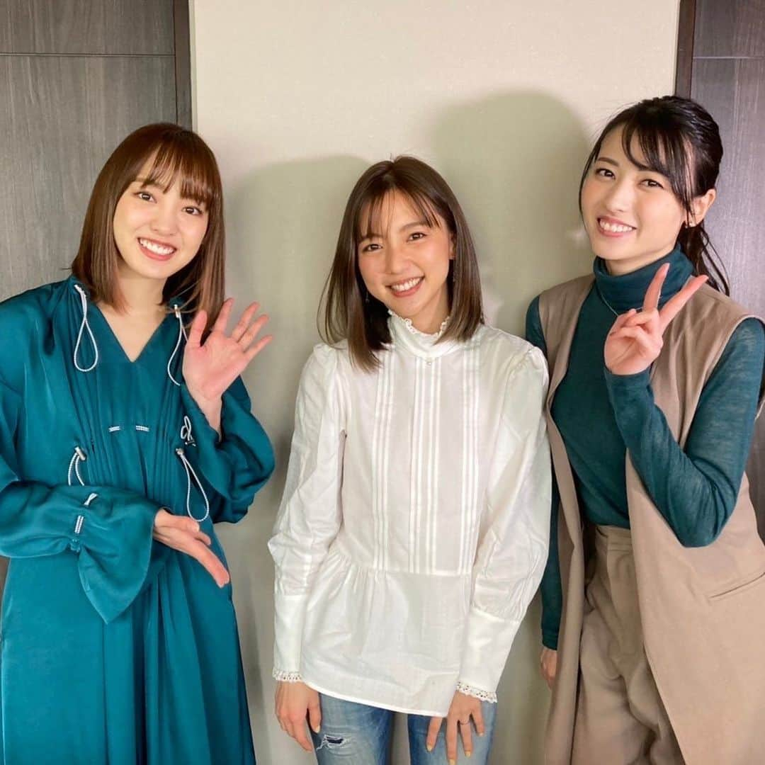 矢島舞美さんのインスタグラム写真 - (矢島舞美Instagram)「. 本日の、真野恵里菜オンラインイベント「たまにはいろいろ話してもいい？～スペインからのドキドキ初配信～」の1回目に登場させていただきました😍私は事前収録パートにシークレットゲストとして真野ちゃんには内緒で出演したんですが、久々に真野ちゃんに会えた事が嬉しすぎたよぉ😭❤️呼んでくれたスタッフさんに感謝です😭♡実は、真野ちゃんが日本に帰ってきたタイミングで収録してたんです♡ずっと『会いたいね〜😭』と連絡は取り合っていたんですが、まさかこんな形で叶うとは、、、☺️♡真野ちゃんも、泣いて喜んでくれて、サプライズが成功したのも嬉しかったです❤️ 進行をしてくれた二瓶有加ちゃん、そして、飯窪春菜ちゃんとの4人で女子トーク、とっても楽しくて時間が足りませんでした！！♡ スペインと日本、距離は離れているけど、久々にこうして会えた時昔みたいな時間が一瞬で戻ってくる仲でいられてる事、とても幸せです！スペインで楽しみながらも頑張っている真野ちゃんに負けないように、私もたのばるよ❤️ 今は2回目の真っ最中だと思いますが真野ちゃんとまのフレさんたちのステキなステキな時間になりますように...❤️ . 二瓶ちゃんが収録後、予定があってすぐ出なきゃいけなかったので、3人になっちゃいましたが🙏💦記念に撮れた写真です❤️ . . #真野恵里菜#飯窪春菜#二瓶有加#矢島舞美」4月23日 20時12分 - maimiyajima_official_uf